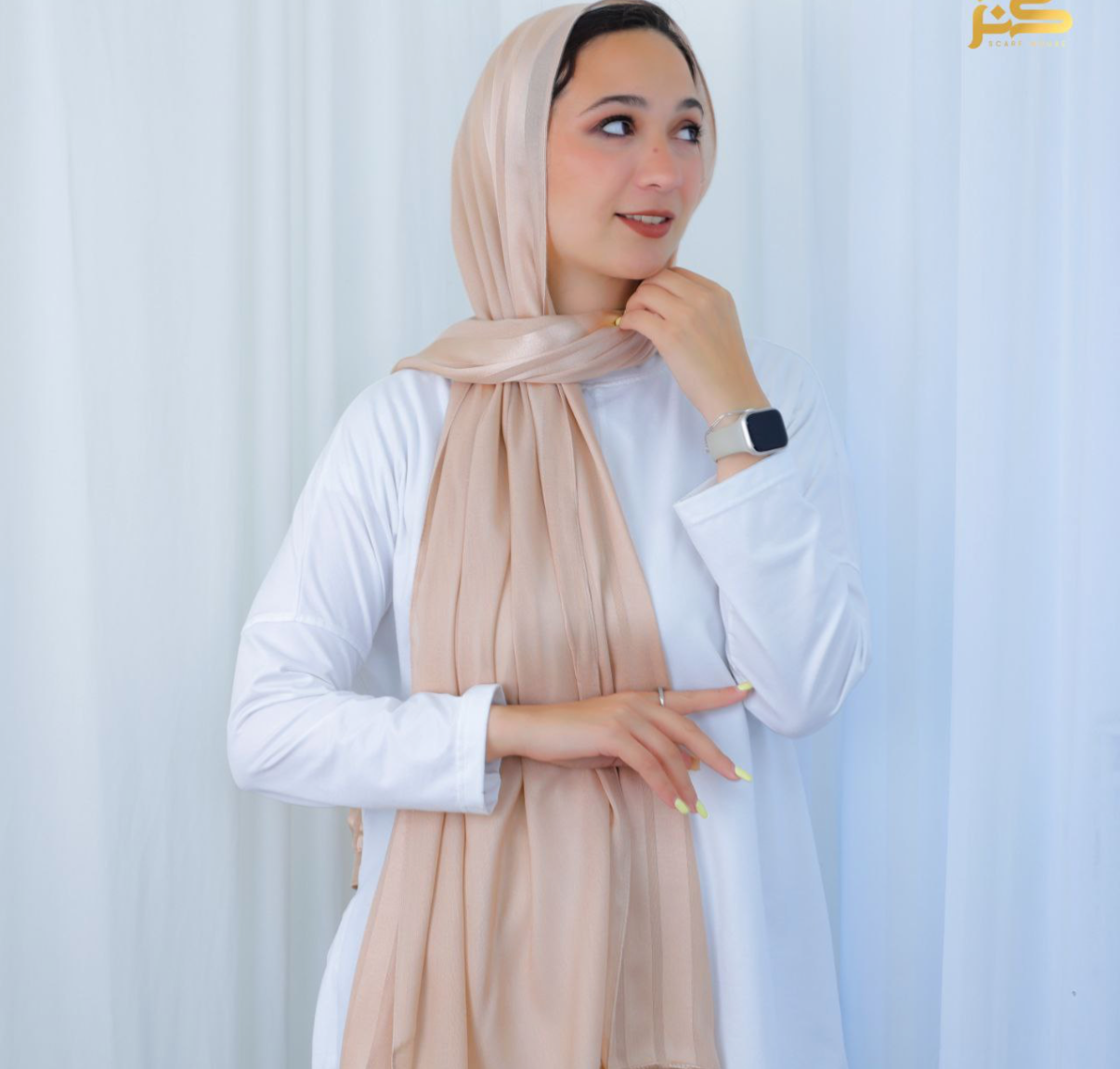 Model with strip silk design
