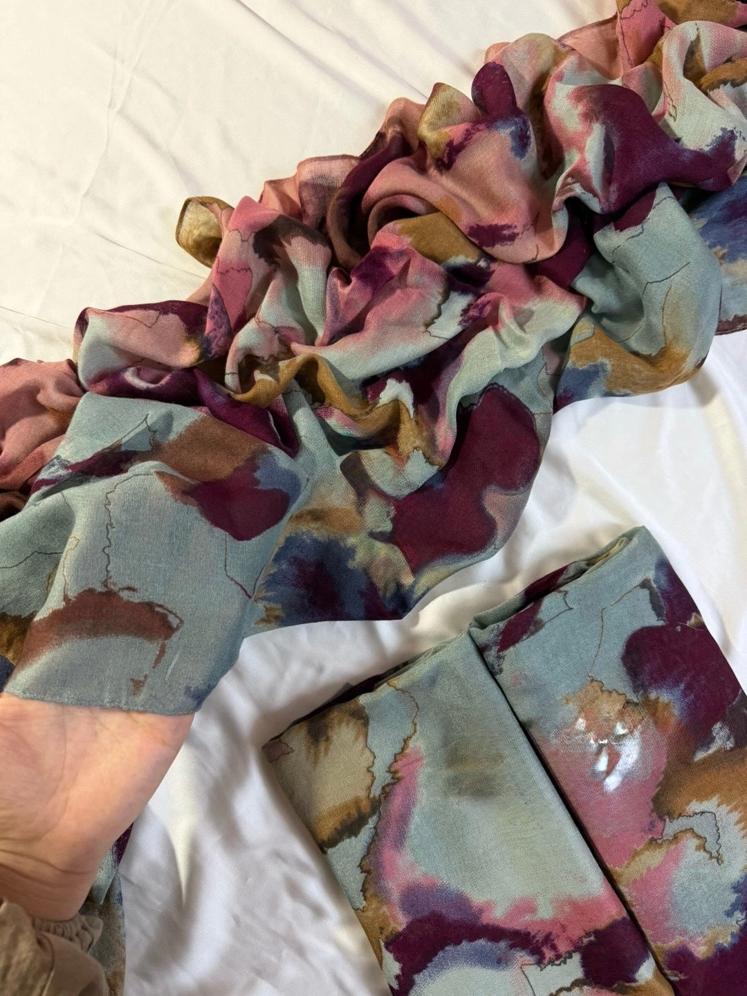 Wild Berry & Sage model hijab