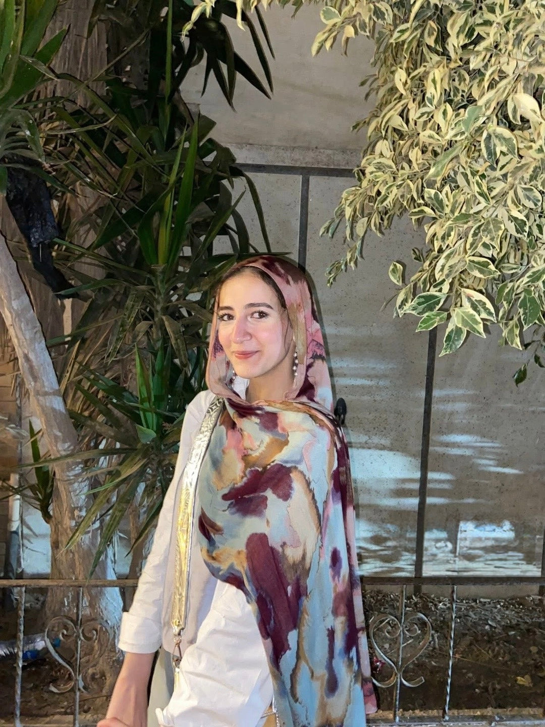 Wild Berry & Sage model hijab