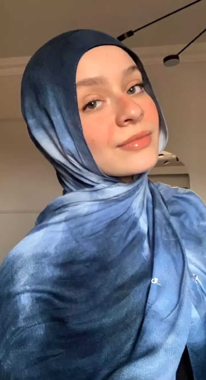 Model marble hijab